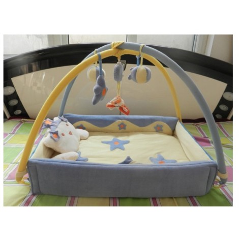 משטח פעילות עם מגן מסביב לתינוק  